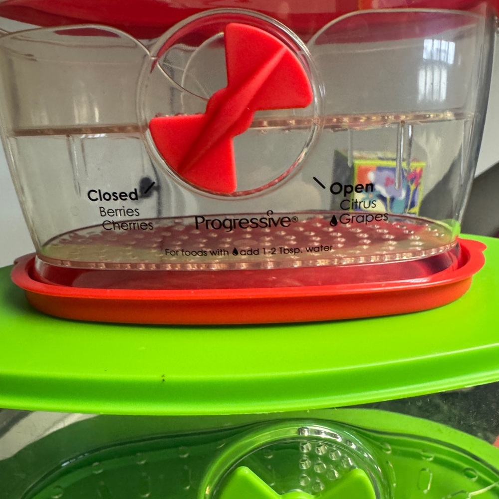 Green and Red Food Storage Containers - Picture 4 of 6